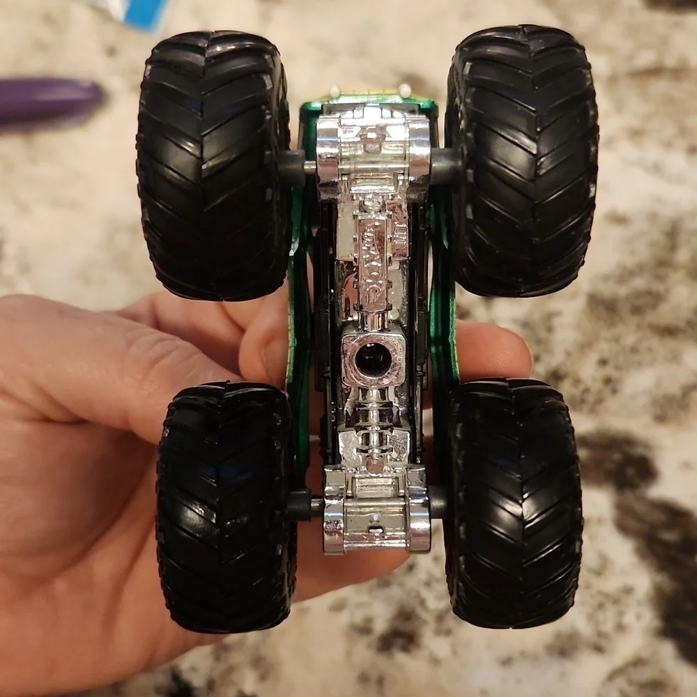 Hot Wheels Monster Trucks Fan Favorites Snake Bite 1:64 scale